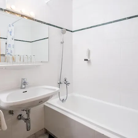 Gaestehaus Edelweiss בית הארחה קרימל